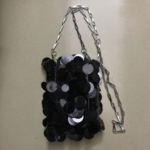 Mini sac bandoulière à paillettes noires style Y2K avec chaîne argentée vue de dessus