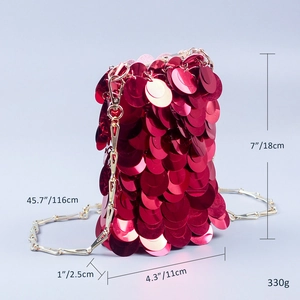 Détail du sac de téléphone à paillettes rouges avec chaîne dorée et dimensions 18x11cm