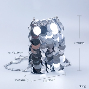 Détail du sac à bandoulière à paillettes argentées avec dimensions et sangle de chaîne