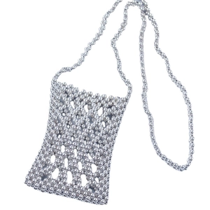 Borsa a tracolla chic in perline argento a forma di clessidra con trama a traforo