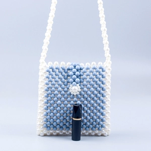 Mini sac bandoulière fait main en perles bleues et blanches avec détail floral élégant