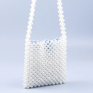 Sac à main fait main en perles tissées avec accents bleu clair et perles blanches
