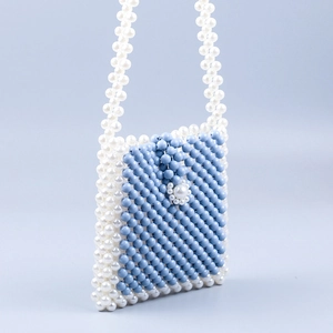 Détail de sac en perles fait main avec fleurs en acrylique bleu et accents nacrés