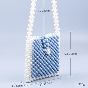 Détail du mini sac perlé bleu et blanc montrant la texture tissée complexe du sac