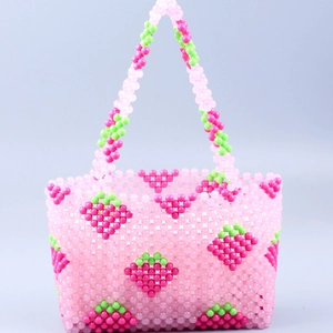 Sac à main artisanal en perles rose clair avec motifs de fraises et deux poignées