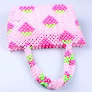 Sac à main artisanal en perles acryliques roses avec motif fraise et poignée