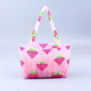 Détail du sac cabas fait main en perles acryliques roses avec motifs fraises en 3D