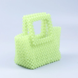 Détail du tissage de perles en acrylique vert menthe sur un sac à main rectangulaire fait main