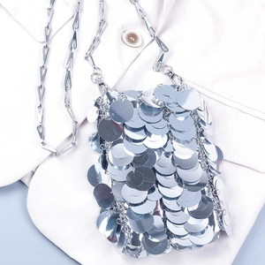 Mini sac bandoulière à paillettes argentées avec une chaîne métallique géométrique chic