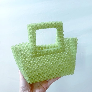 Détail du tissage de perles acryliques vert menthe de ce sac à main fabriqué à la main