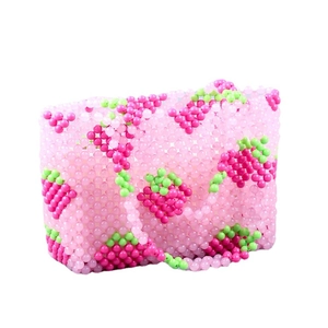 Sac à main en perles acryliques roses fait main avec motifs fraises et poignées solides