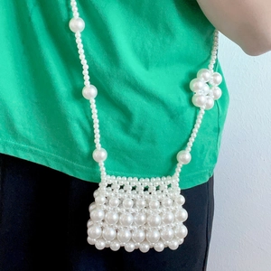 Mini sac bateau tissé en perles fait main avec fleurs et chaîne perlée élégante