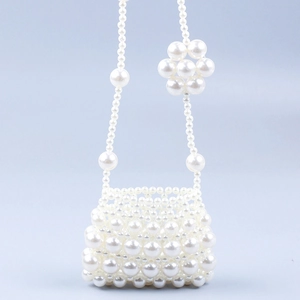 Mini sac bateau en perles fait main avec breloque fleur et bandoulière perlée