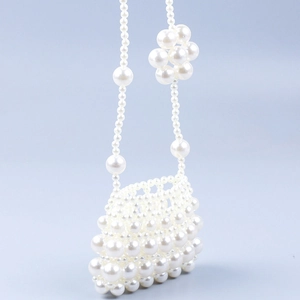 Détail d'un mini sac à perles fait main avec accents floraux et texture perlée