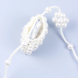 Détail du mini sac bateau fait main en perles avec fleurs et doublure métallique argent