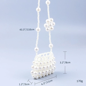 Détails du mini sac perlé tressé avec bandoulière de 110cm et décor floral blanc