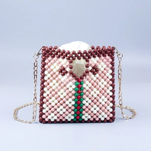 Sac à main en perles acryliques avec motif de cœur et bandoulière chaîne dorée