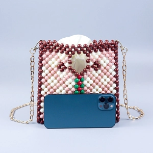 Sac à bandoulière fait main en perles avec motifs géométriques et chaîne dorée chic