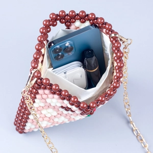 Sac à bandoulière fait main avec perles acryliques marron rose et chaîne dorée