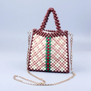 Handgefertigte Perlen-Handtasche mit Acrylperlen in Rosa-Weiß und goldener Kette