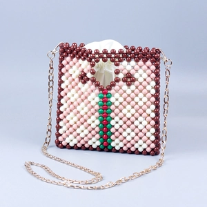 Sac bandoulière fait main en perles avec motif cœur, tissage acrylique et chaîne dorée