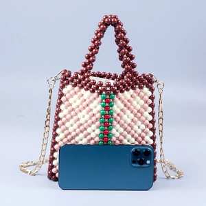 Handgefertigte Perlenhandtasche in Weiß und Rosa mit braunen Griffen und goldener Kette