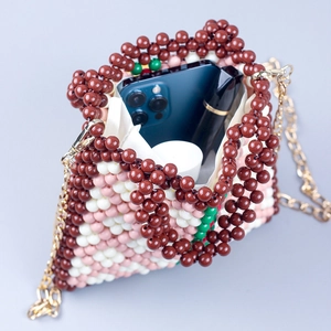 Handgefertigte Perltasche aus Acryl mit Goldkette und Innenraum für Smartphone und Lippenstift