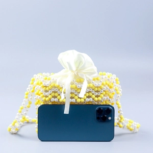 Sac bandoulière fait main en perles jaunes et blanches avec doublure et nœud en soie