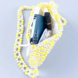 Sac à bandoulière perlé à la main avec motifs ondulés jaunes montrant l'espace intérieur
