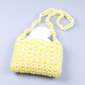 Détail du sac à bandoulière en perles jaunes et blanches avec doublure en satin