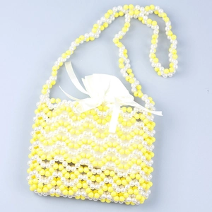 Détail du sac à bandoulière fait main en perles acryliques jaunes et blanches ondulées