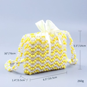 Détail du sac à perles avec motif ondulé et pochette intérieure en satin blanc