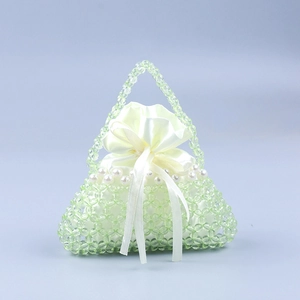 Dettaglio della borsa di perline verde chiaro con interno in raso bianco e perle