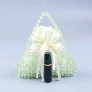Mini borsa a mano in perle acriliche verde chiaro e crema con coulisse in raso