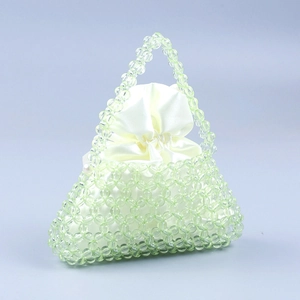 Dettaglio della borsa in perline acriliche verde chiaro con sacchetto interno in raso bianco