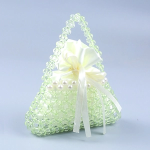 Dettaglio della borsa di perline in acrilico verde chiaro con coulisse in raso bianco