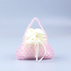 Dettaglio borsa a mano in perline rosa con accenti di perle bianche e fodera in raso