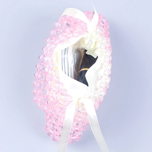 Borsa a mano in perline acriliche rosa con bordo di perle e fodera in raso bianco