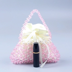 Mini borsa rosa fatta a mano con perline e sacchetto interno in raso con perle