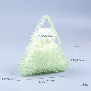 Dettaglio della mini borsa a mano con perline verde chiaro e dimensioni specificate