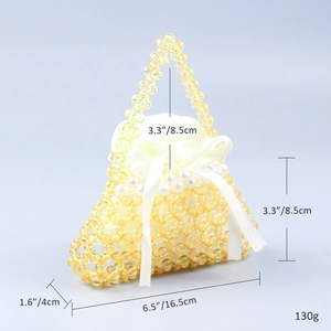 Dettaglio della mini borsa in perline gialle acriliche con dimensioni 16,5 cm di larghezza