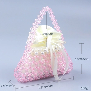 Dettaglio mini borsa di perline rosa con misure 16,5x8,5x4cm e fiocco in raso bianco