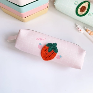 Dettaglio astuccio rosa a quadretti con ricamo fragola e maniglia laterale per scuola