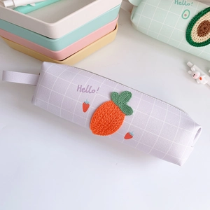 Dettaglio dell'astuccio a quadretti lavanda con ricamo a carota e maniglia laterale
