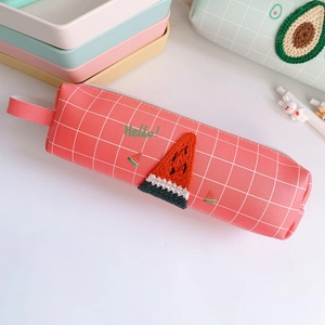 Dettaglio dell'astuccio a scacchi rosa con ricamo anguria 3D e cinturino da trasporto
