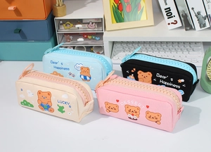 Quatre trousses en toile avec de grands zips colorés et des motifs d'ours mignons
