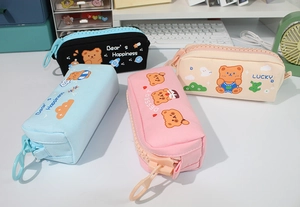 Détail de trousses en toile ours mignon avec de grandes fermetures éclair colorées