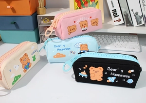 Gros plan sur la grande fermeture en résine et l'ours mignon sur la trousse en toile