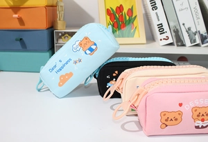 Détail de trousses en toile avec grandes fermetures éclair et motifs d'ours mignons