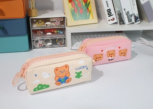 Détails des grandes fermetures éclair et ours mignons sur les trousses en toile